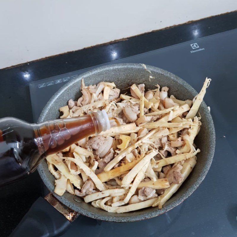 Step 3 Stir-fry pork belly with bamboo shoots Stir-fried bamboo shoots with pork belly