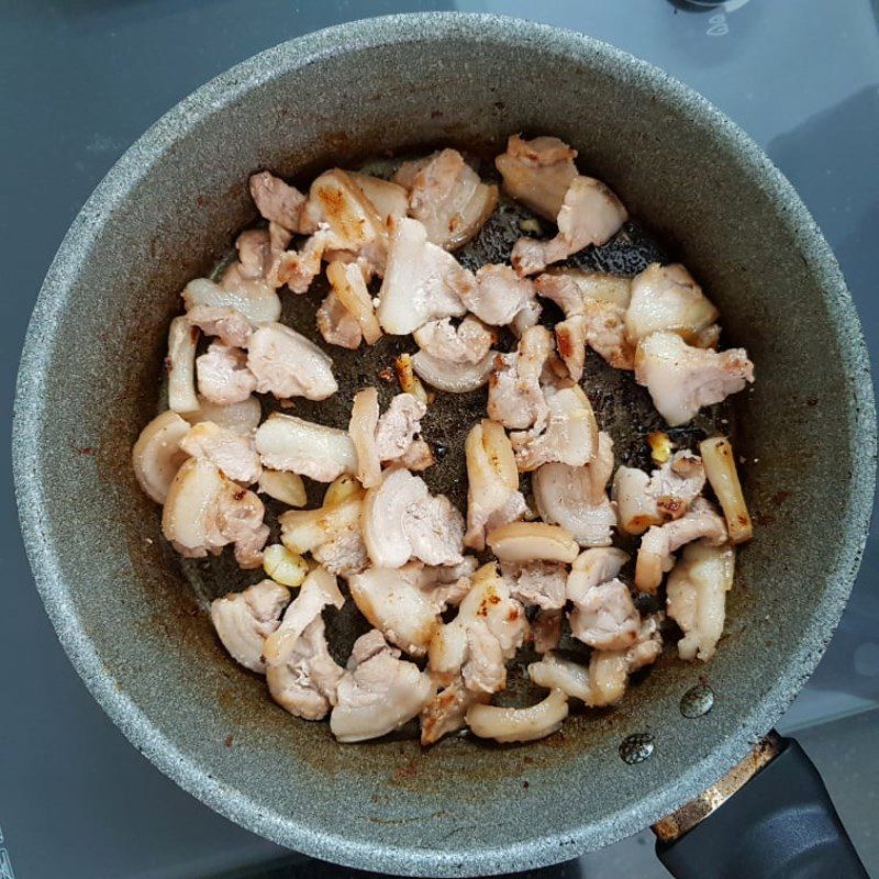 Step 3 Stir-fry pork belly with bamboo shoots Stir-fried bamboo shoots with pork belly