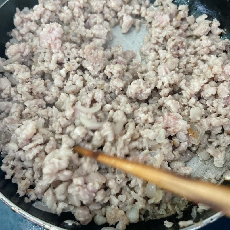 Step 4 Stir-fry minced pork for minced pork rib porridge