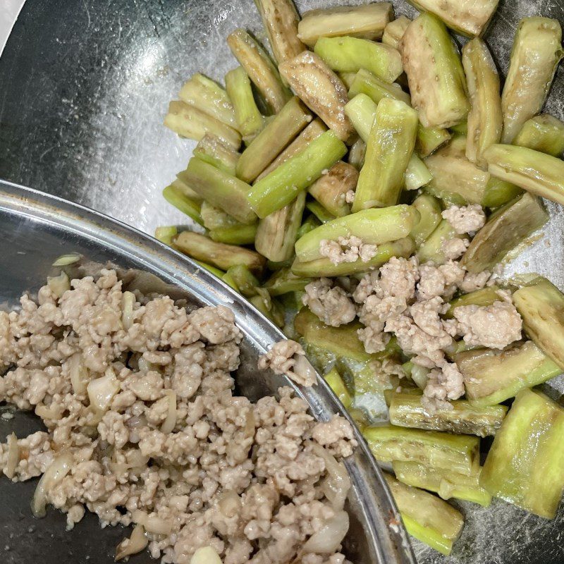 Step 3 Stir-frying minced meat with eggplant