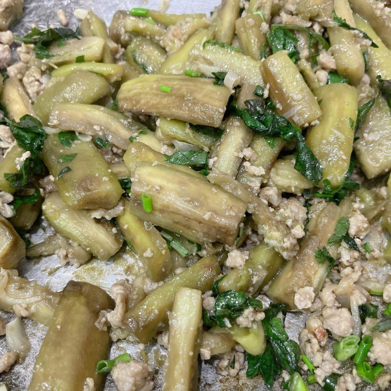 Step 3 Stir-frying minced meat with eggplant