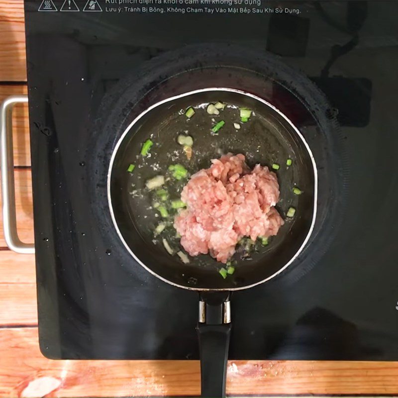 Step 2 Sauté the minced meat for Brown Rice Porridge with Beef