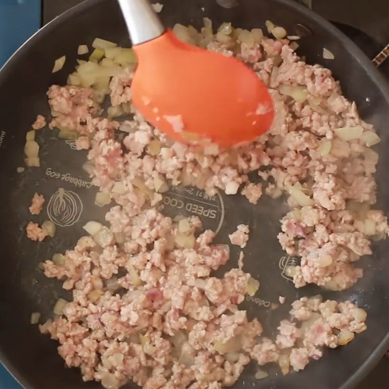 Step 3 Stir-fry minced meat, wood ear mushrooms, and shiitake mushrooms Hot rice cake by microwave