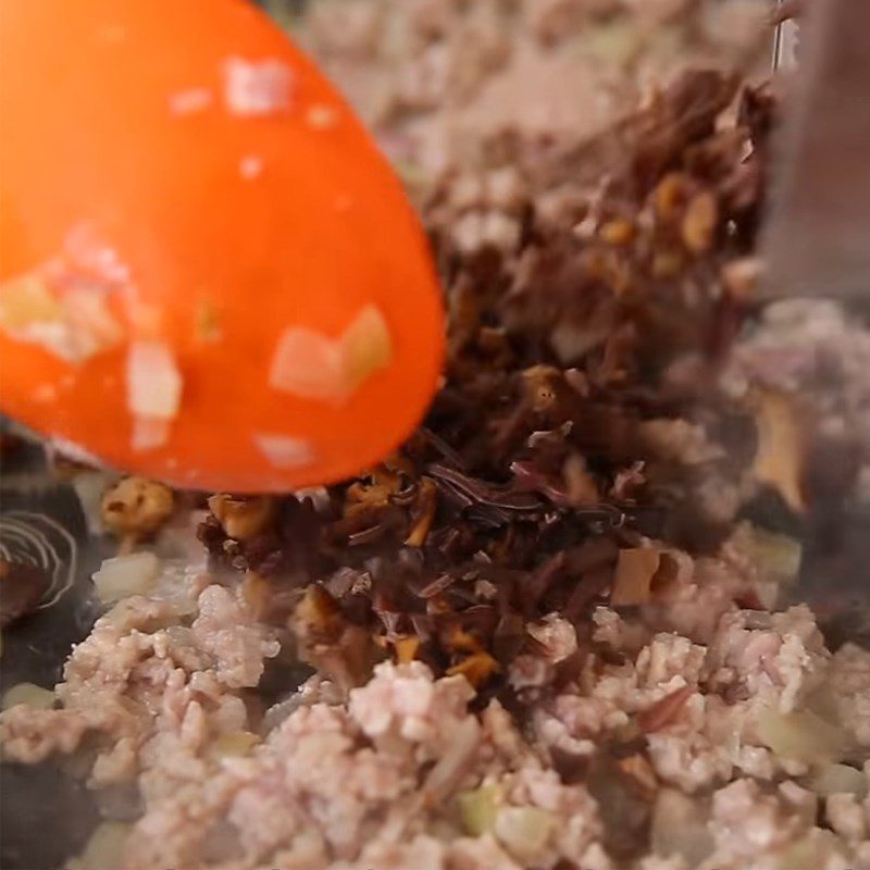 Step 3 Stir-fry minced meat, wood ear mushrooms, and hot rice cake in the microwave