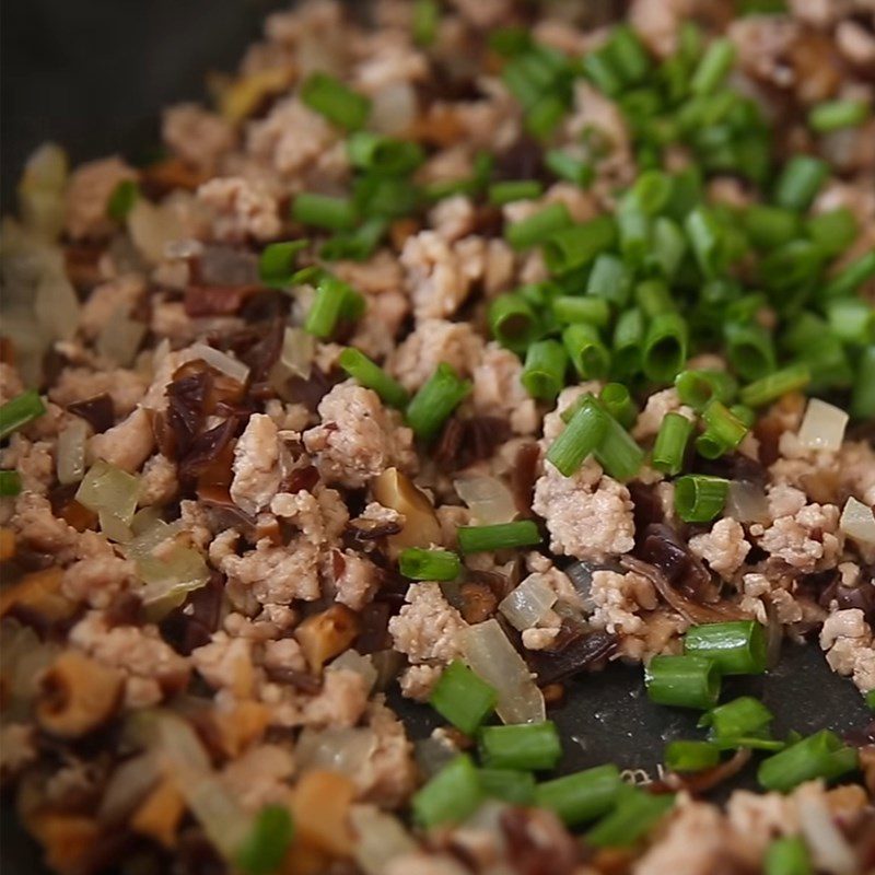 Step 3 Stir-fry minced meat, wood ear mushrooms, and hot rice cake in the microwave