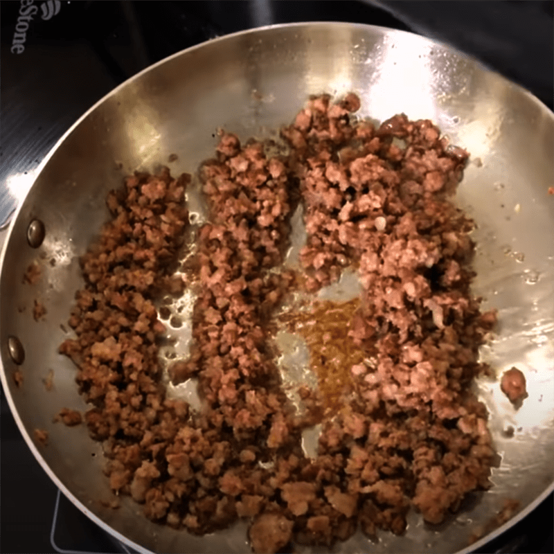 Step 5 Stir-fried minced meat and boiled quail eggs for squid and shrimp noodle soup