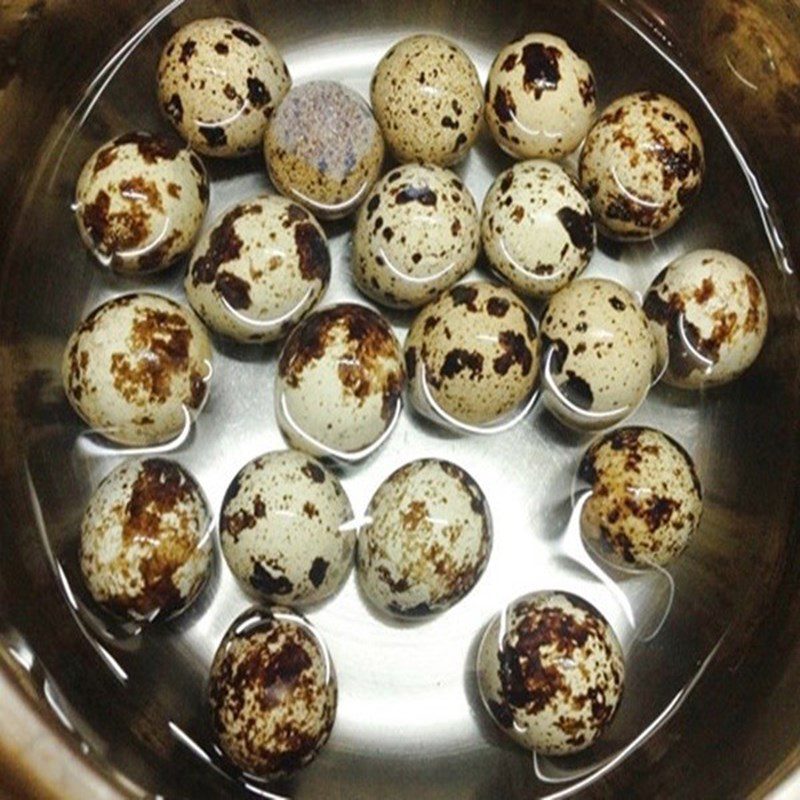 Step 5 Sauté minced meat and boil quail eggs for squid, shrimp, and quail egg noodle soup