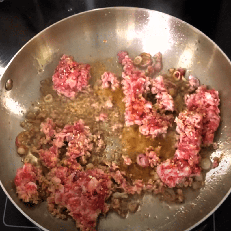 Step 5 Sauté minced meat and boil quail eggs for squid, shrimp, and quail egg noodle soup