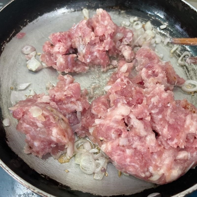 Step 4 Stir-fry minced pork for minced pork rib porridge