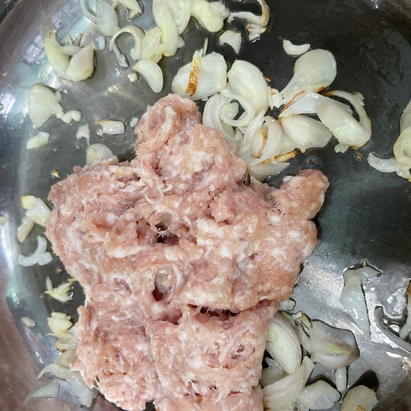 Step 3 Stir-fry minced meat Eggplant stir-fried with minced meat