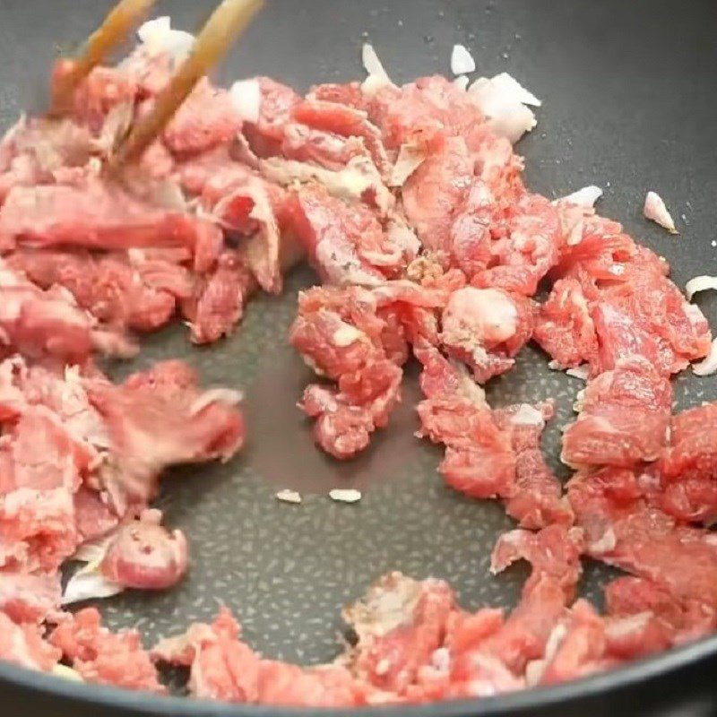 Step 4 Stir-frying the beef Dandelion salad with beef