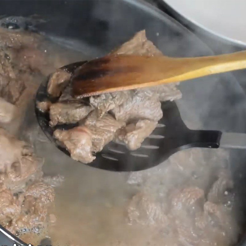 Step 3 Stir-fry the beef Stir-fried beef with coconut milk