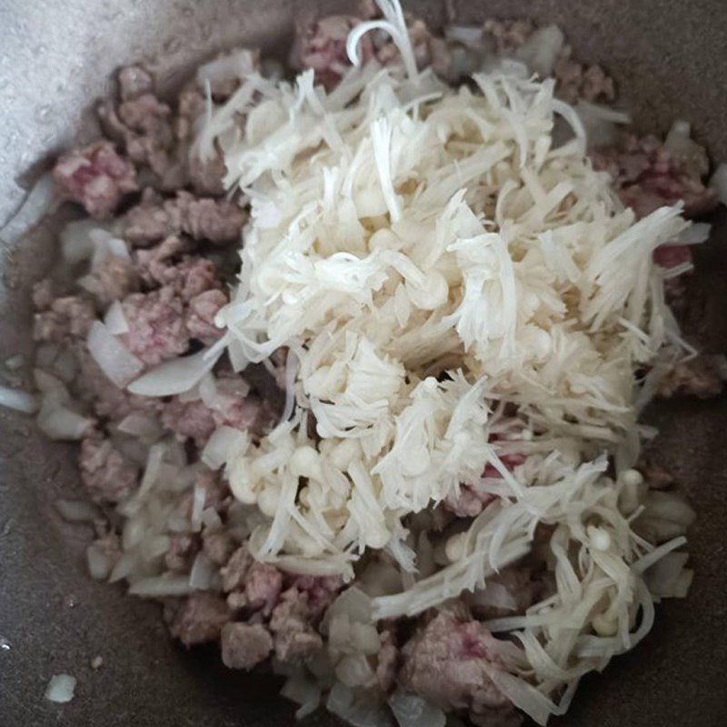 Step 3 Stir-fry beef with cream cheese mushroom spaghetti