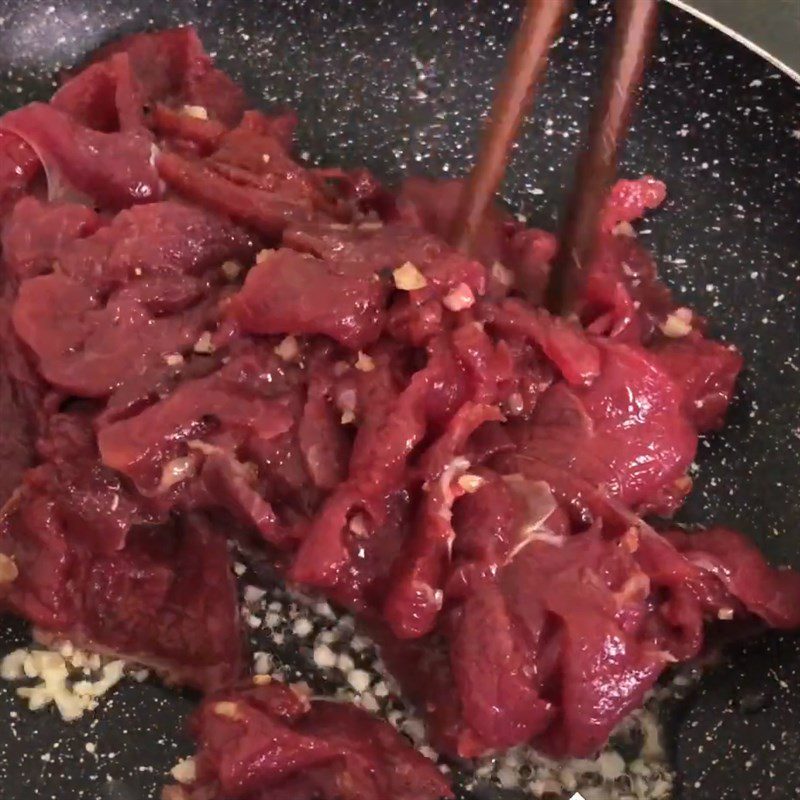 Step 2 Stir-fry beef for spring rolls with rice paper