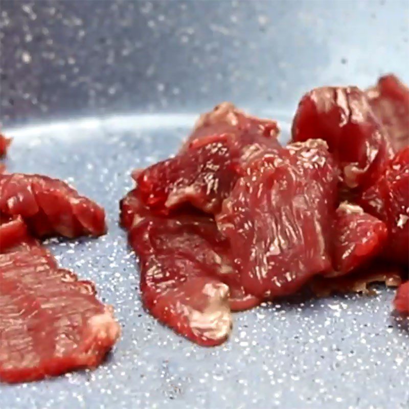 Step 3 Stir-fry the beef for Brown Rice Noodles with Vegetables and Beef