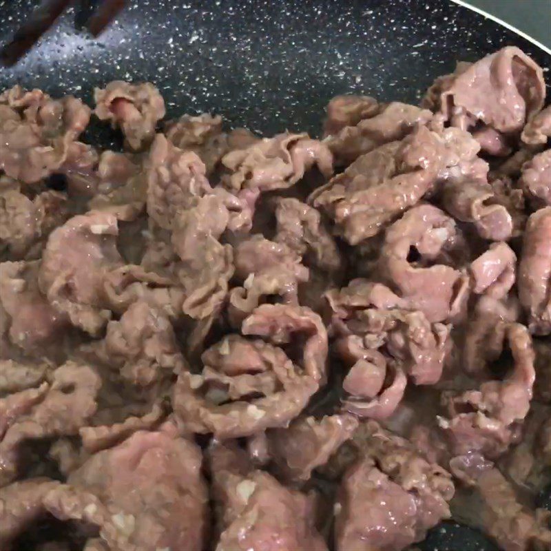 Step 2 Stir-fry beef for spring rolls with rice paper