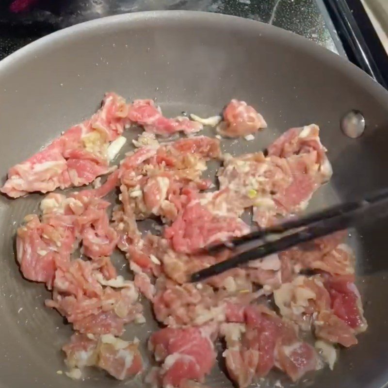 Step 6 Stir-fry beef for dry pho Gia Lai