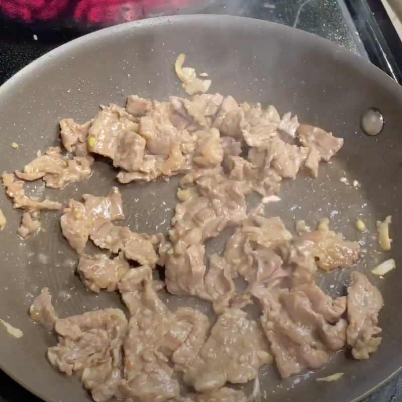 Step 6 Stir-fry beef for dry pho Gia Lai