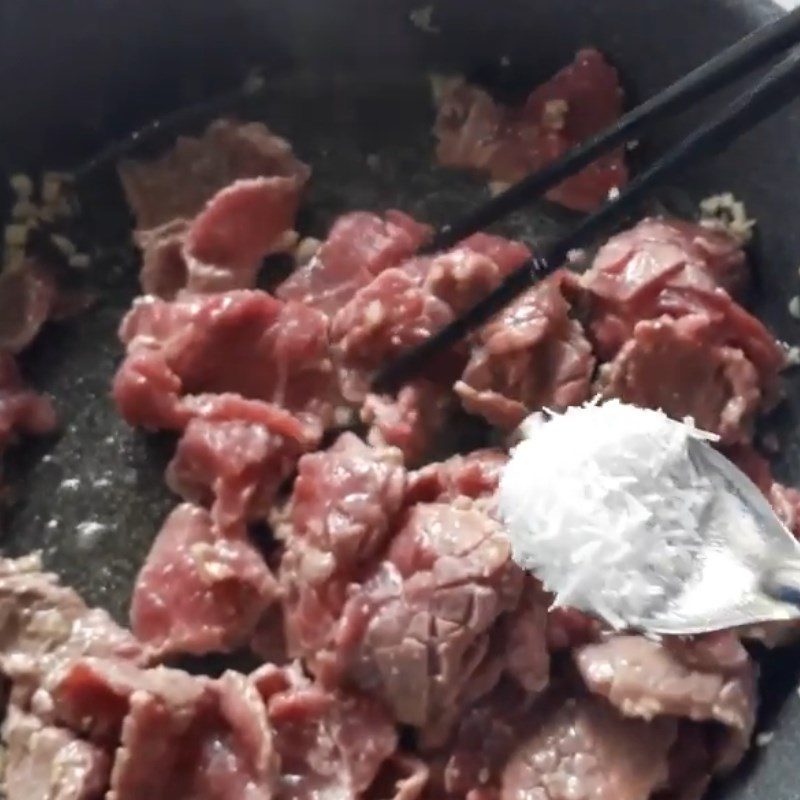 Step 3 Stir-fry beef for mixed salad