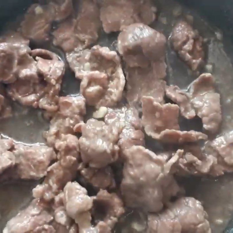 Step 3 Stir-fry beef for mixed salad