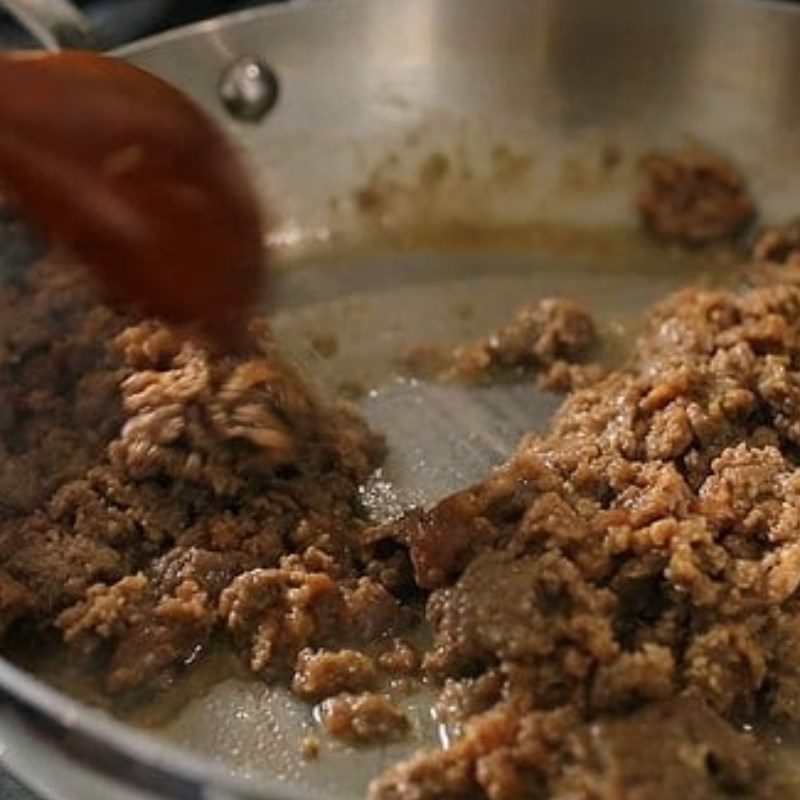 Step 6 Stir-frying beef Potato beef pie - La tourtiere