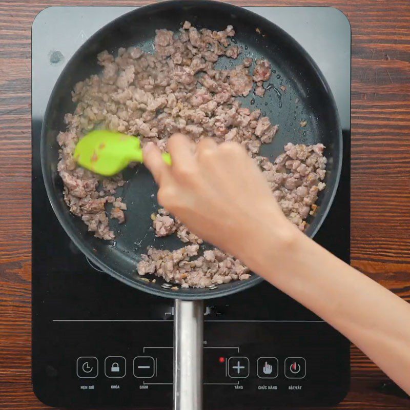 Step 4 Stir-fry the beef Spaghetti with minced beef sauce (homemade spaghetti sauce)