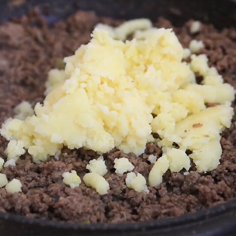 Step 6 Stir-frying beef Potato beef pie - La tourtiere