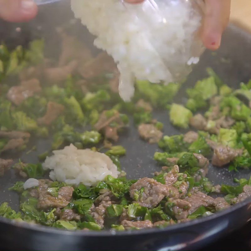 Step 2 Stir-fry beef and rice Heart-shaped fried rice