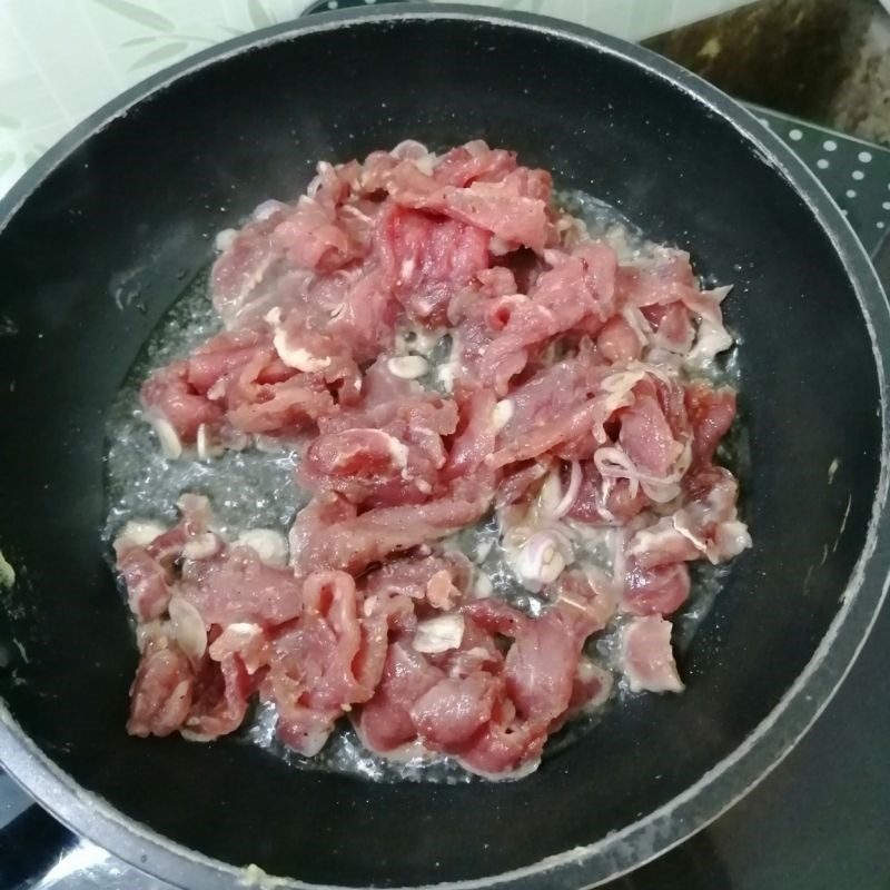 Step 3 Stir-fried beef with onion and tomato Beef stir-fried with onion and tomato