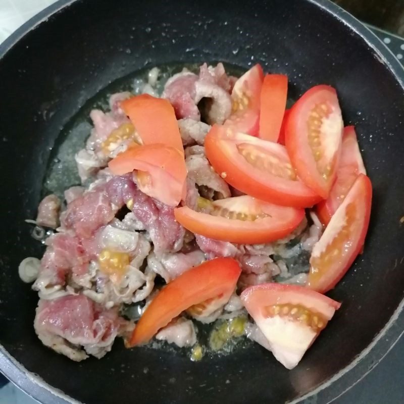 Step 3 Stir-fried beef with onion and tomato Beef stir-fried with onion and tomato