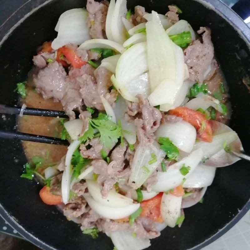 Step 3 Stir-fried beef with onion and tomato Beef stir-fried with onion and tomato