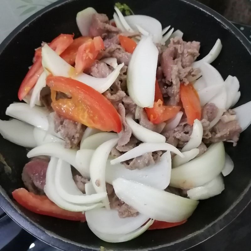 Step 3 Stir-fried beef with onion and tomato Beef stir-fried with onion and tomato