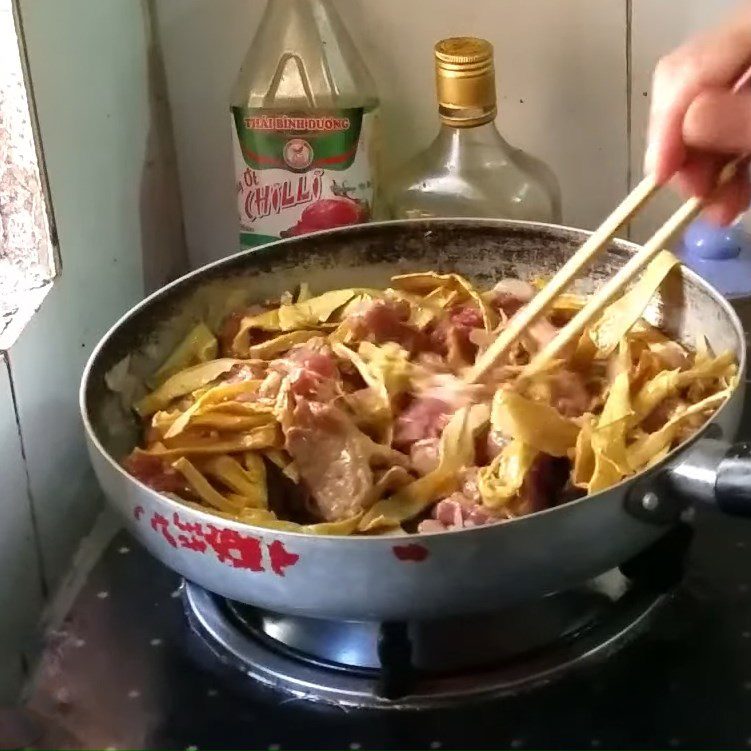 Step 4 Stir-fried beef with dried bamboo shoots Stir-fried beef with dried bamboo shoots