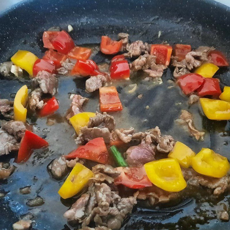 Step 2 Stir-fried beef with bell peppers and celery Stir-fried beef with bell peppers and celery