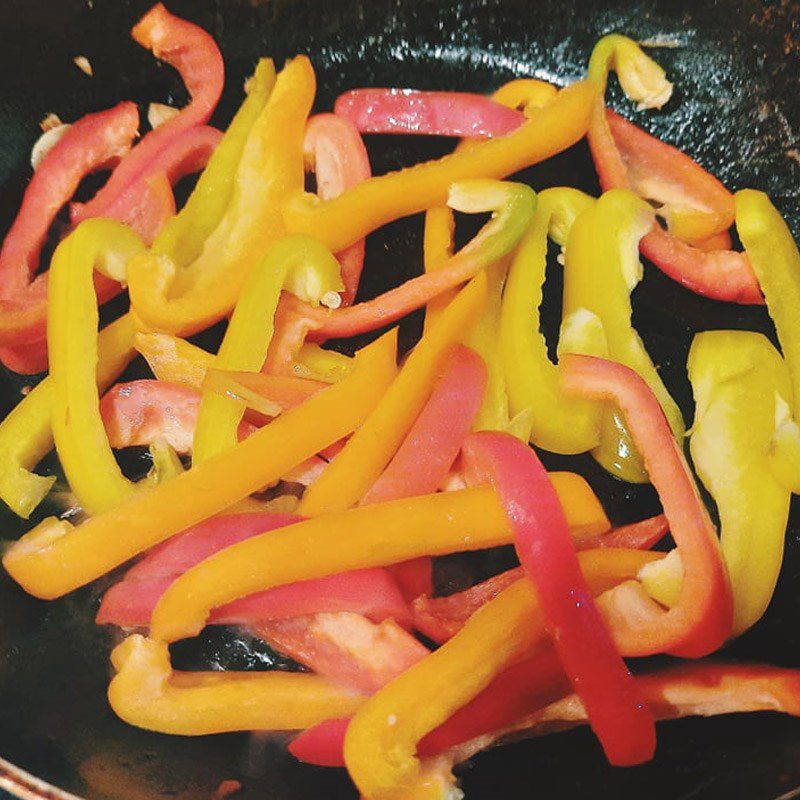 Step 2 Stir-fried beef with bell peppers and mushrooms Stir-fried beef with bell peppers and mushrooms