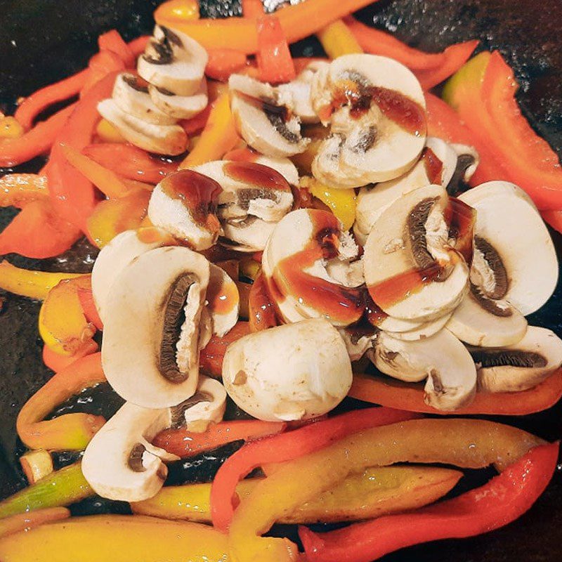 Step 2 Stir-fried beef with bell peppers and mushrooms Stir-fried beef with bell peppers and mushrooms