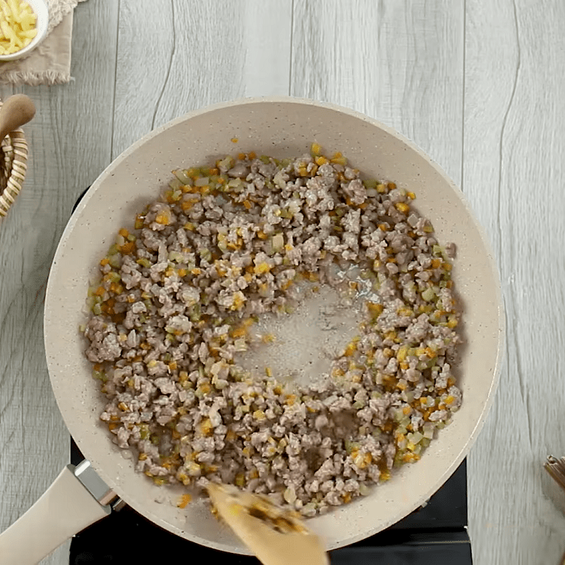 Step 2 Stir-fry beef Baked pasta with cheese and minced beef sauce