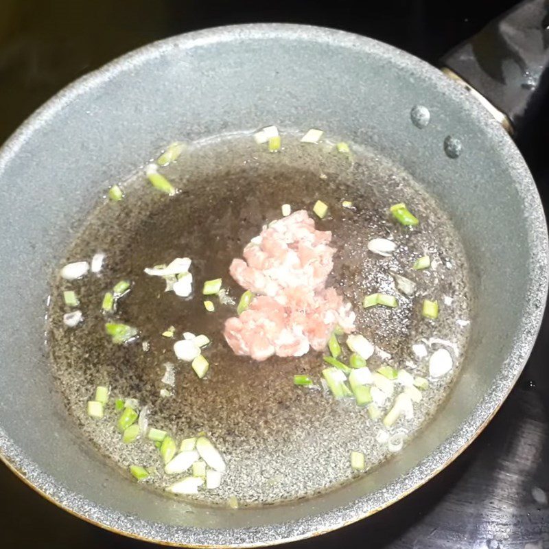 Step 2 Stir-fry meat and tomatoes, Pork lettuce soup