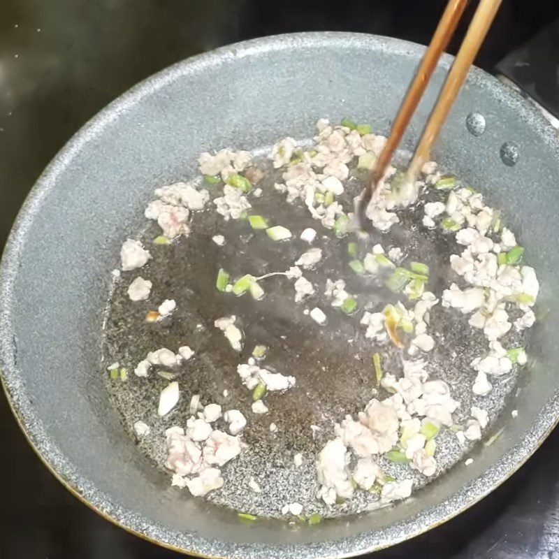 Step 2 Stir-fry meat and tomatoes, Pork lettuce soup