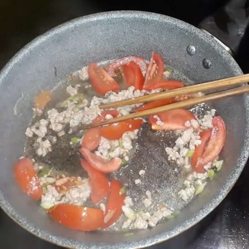 Step 2 Stir-fry meat and tomatoes, Pork lettuce soup