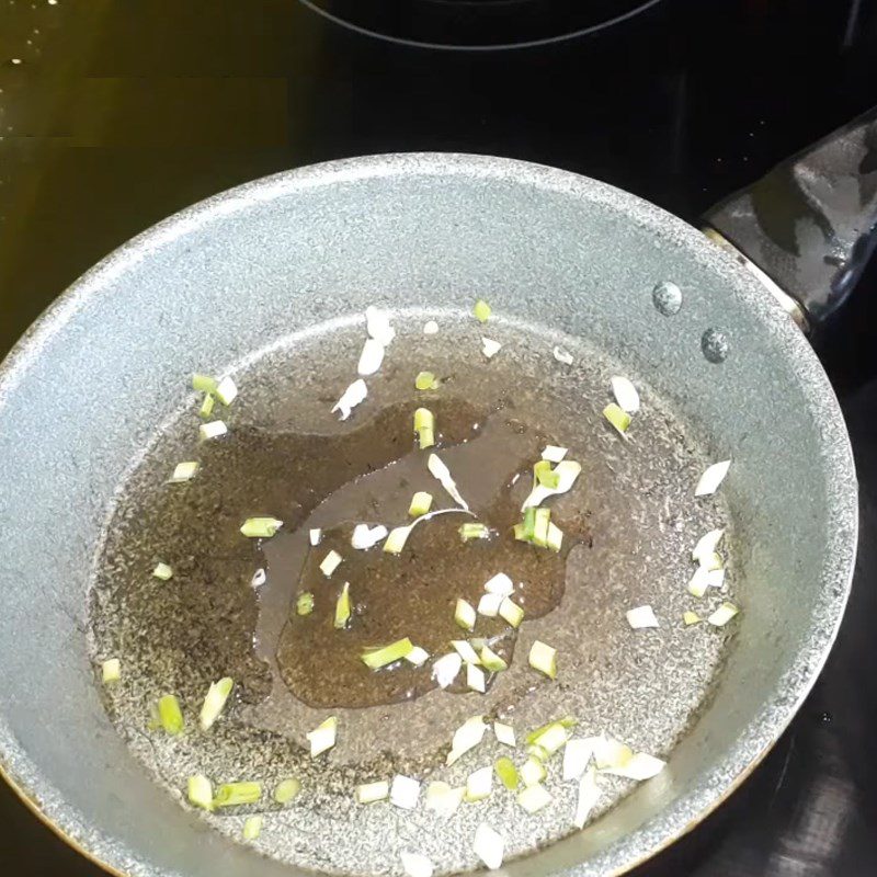 Step 2 Stir-fry the meat and tomatoes for Lettuce Soup with Pork