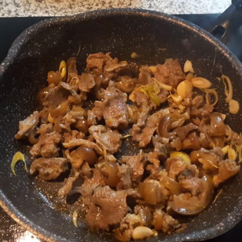 Step 3 Stir-fried goat meat Stir-fried goat meat with lemongrass and chili