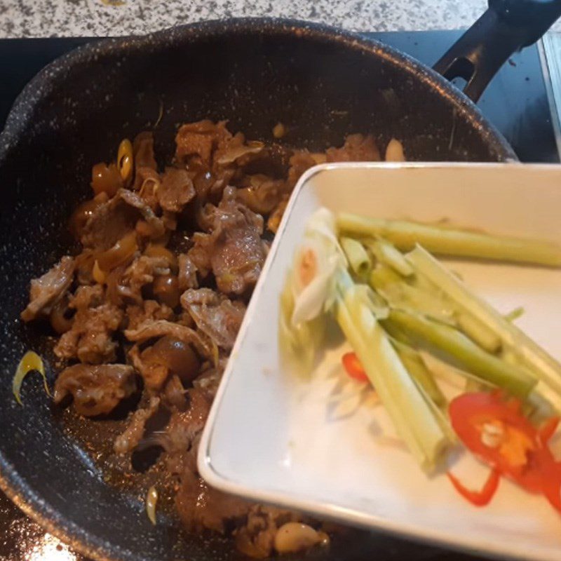 Step 3 Stir-fried goat meat Stir-fried goat meat with lemongrass and chili