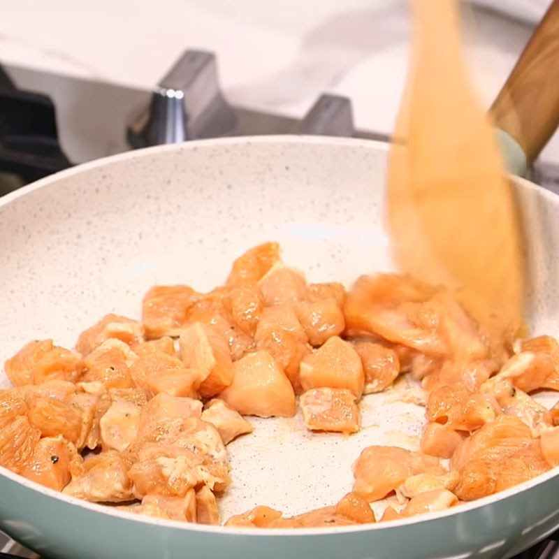 Step 5 Stir-fried chicken Spicy Kung Pao chicken European style