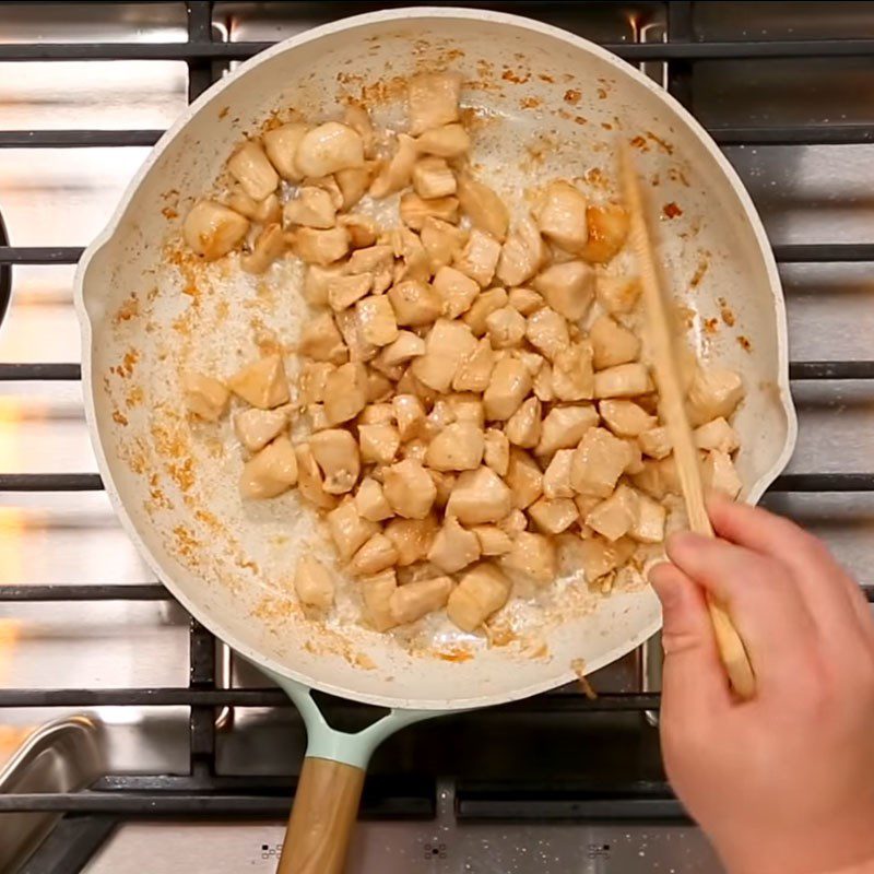 Step 5 Stir-fried chicken Spicy Kung Pao chicken European style