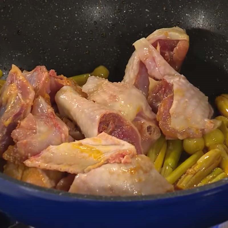 Step 3 Stir-fry chicken Chicken noodle stew with lemongrass