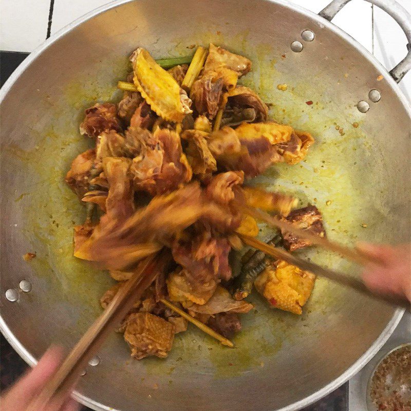 Step 3 Stir-fried chicken Curry chicken with taro