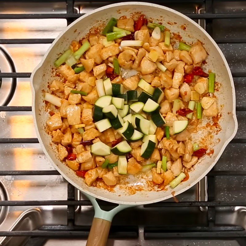 Step 5 Stir-fried chicken Spicy Kung Pao chicken European style