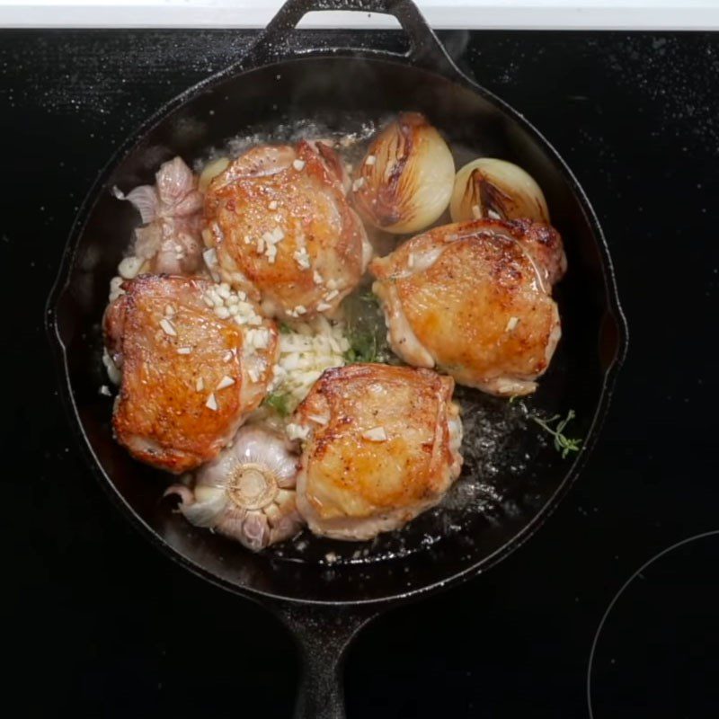 Step 3 Stir-fried chicken Spicy garlic butter chicken