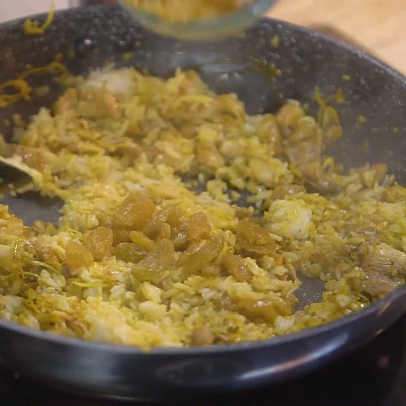 Step 4 Stir-frying chicken and rice Fried heart-shaped rice